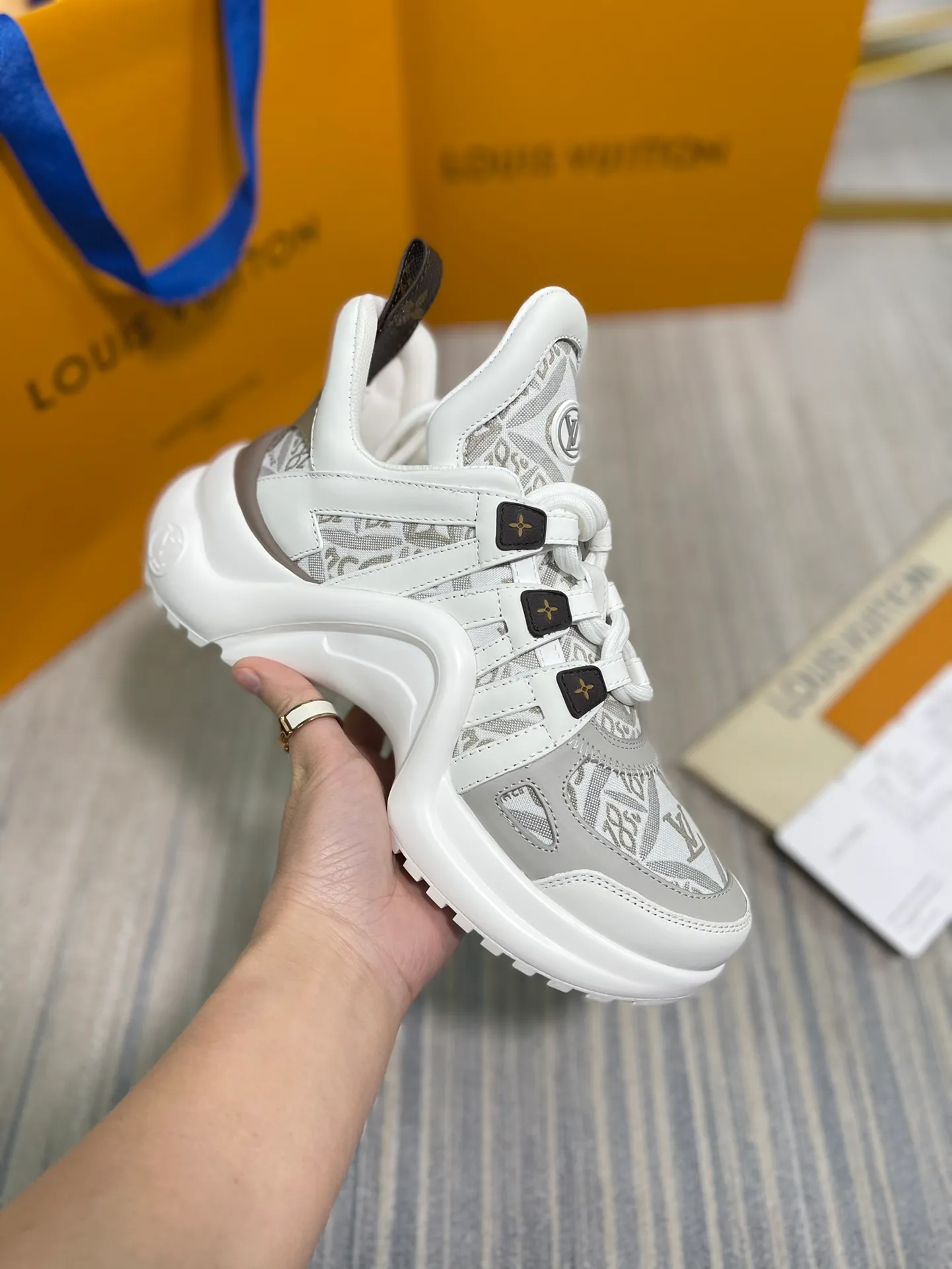 👟👟Ex-factory price👟👟Ex-factory price 720👟👟 Louis Vuitton 2022ss LV’s new Archlight series new color matching dad shoes. The boss ordered three pairs of yb shoes at the first time. The counters are not on sale. We are definitely the first to get the authentic products developed by the entire network. The material of each color matching is exclusively customized from the original version, which is consistent with the authentic product. The sole is YB molded high-elastic foam sole. The mold fee is as high as tens of thousands. The upper is made of high-tech fabric to create a soft and elastic upper. The materials and methods are consistent with YB. 35-40 (40.41 can be customized without return or exchange)
